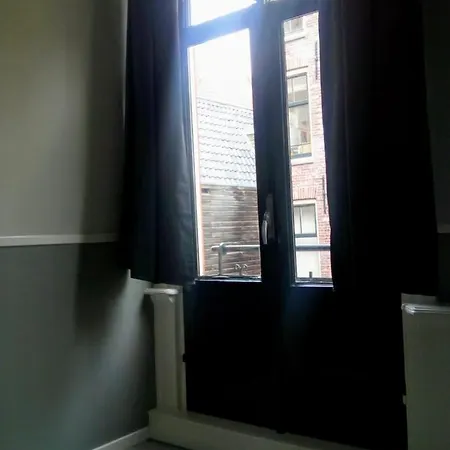 Aldo, Not For Parties, Not A Hotel, With Shared Bathroom, No Kitchen أمستردام