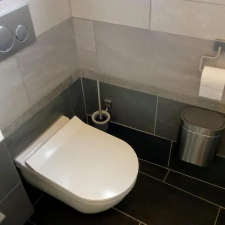 Aldo, Not For Parties, Not A Hotel, With Shared Bathroom, No Kitchen Privatunterkunft