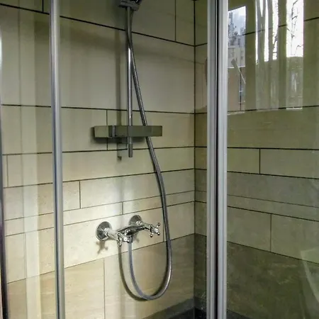 Aldo, Not For Parties, Not A Hotel, With Shared Bathroom, No Kitchen Privatunterkunft *