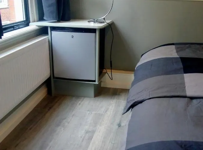 Aldo, Not For Parties, Not A Hotel, With Shared Bathroom, No Kitchen Rum i privatbostad Amsterdam